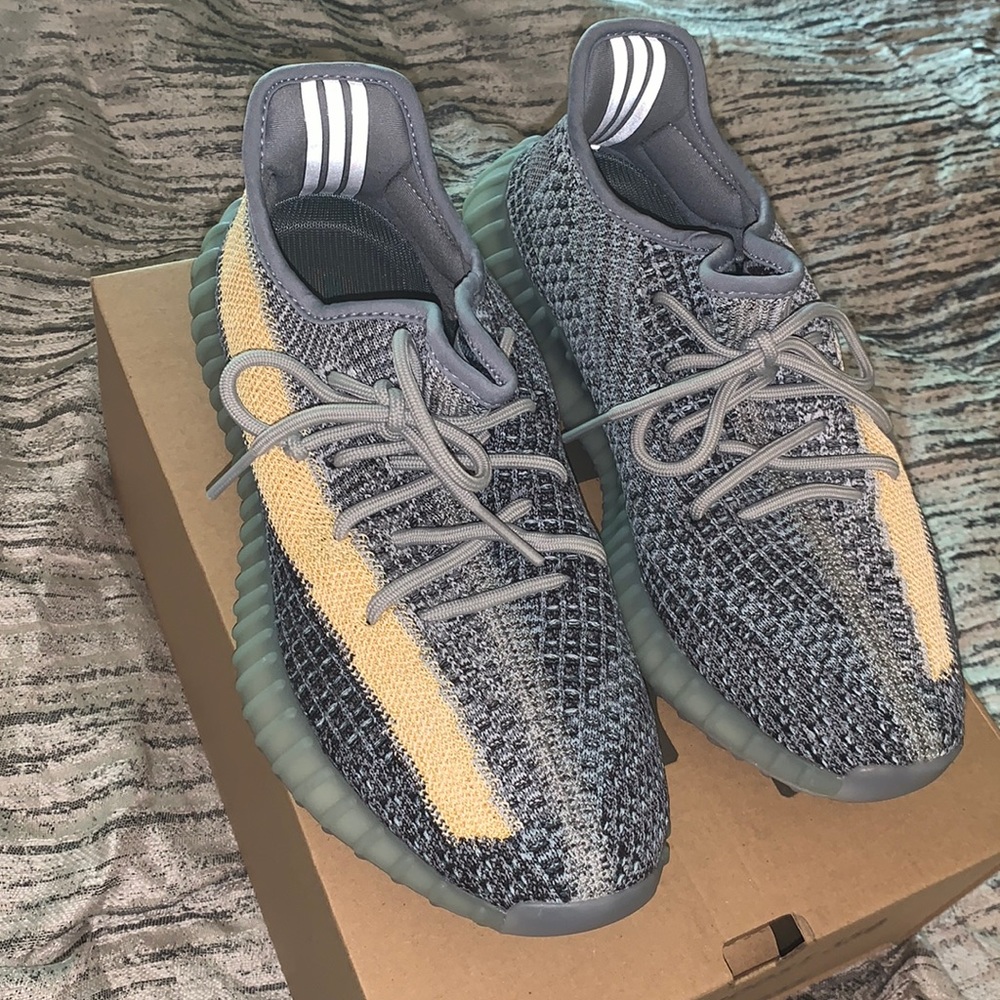 Yeezy boost 350 V2 Ashblu US 8.5 Mens Authentic